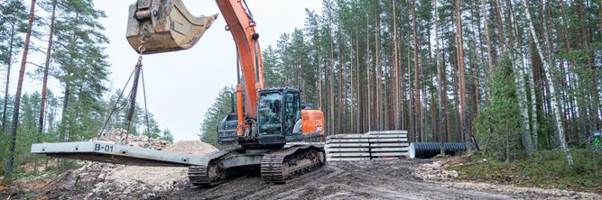 Illustrasjon av Her bygges én av hundrevis av estiske bunkere langs grensen mot øst