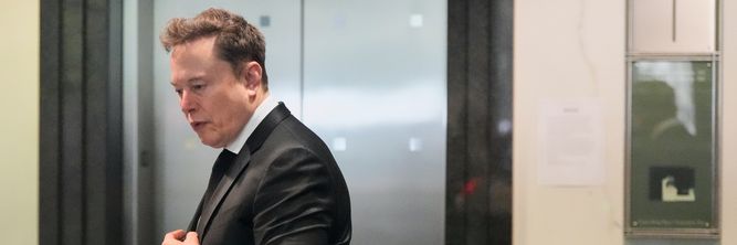 Illustrasjon av Musk vitnet i OpenAI-saken – fikk tilsnakk