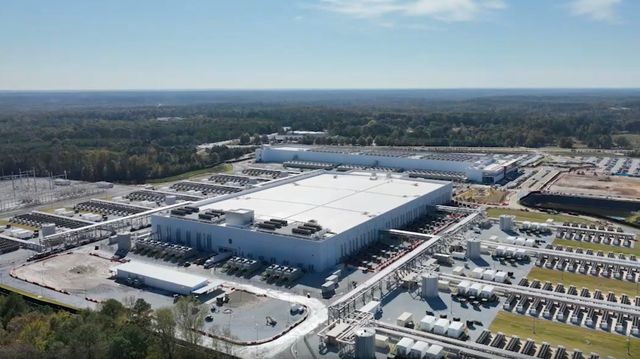 Microsoft bygger KI-superfabrikk på tvers av kontinenter