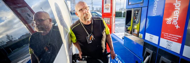 Illustrasjon av Når strømmen forsvinner, får heller ikke fossil­bilene fylt tanken