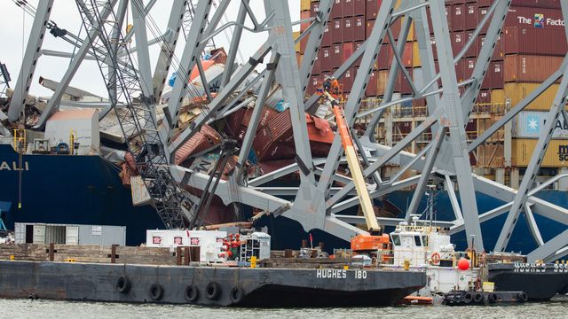 Sprenger broen over containerskipet MS Dali