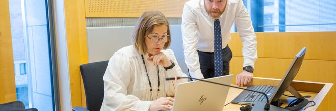 Illustrasjon av Sopra Steria-konsulent avslørt av egen snikfilming