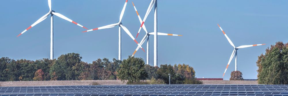 Illustrasjon av Hva skjer med vindmøller og solceller når været forandrer seg?