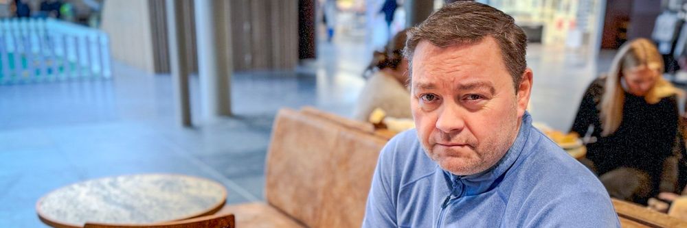 Illustrasjon av IT-sikkerhetsekspert ser to mulige motiver