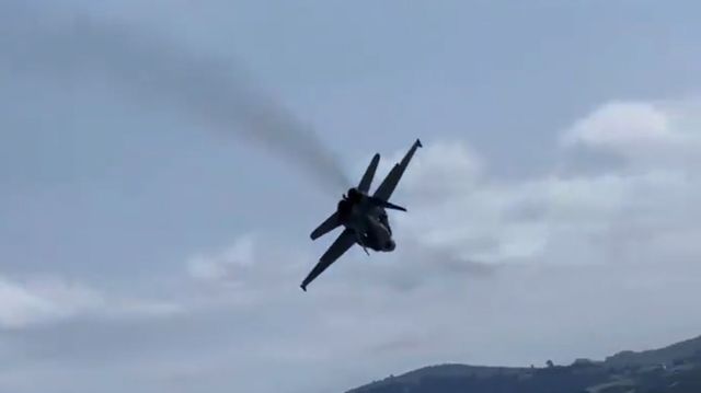 Spansk kampfly måtte gjøre spektakulær unnamanøver under flyshow