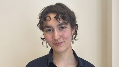 Illustrasjon av Kari (25) bruker KI til å redde liv