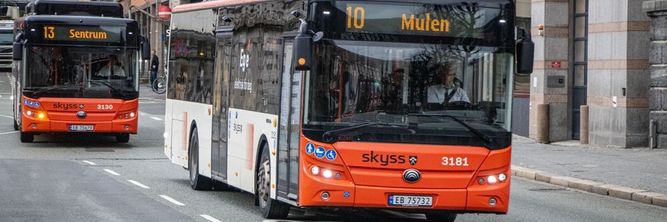 Illustrasjon av Krever svar på om kinabussene er trygge