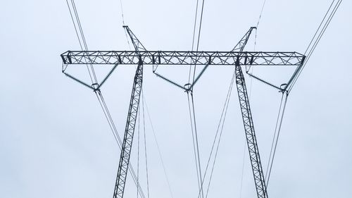 Illustrasjon av Mann i 20-årene falt ned fra mast