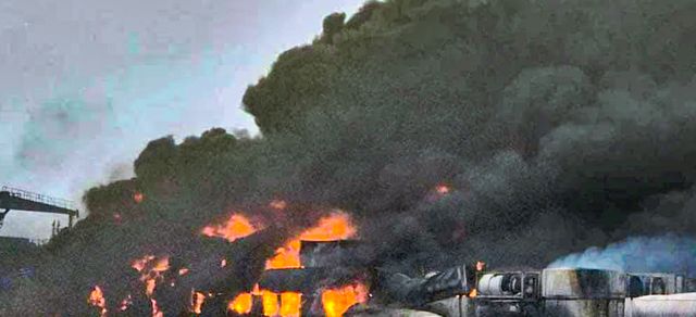 Tankskip og konteinerskip i brann etter kollisjon i Nordsjøen – tankskipet lekker