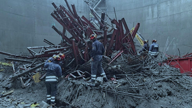 Dramatisk redningsaksjon da arbeidere styrtet 25 meter ned i flytende betong
