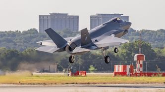 Illustrasjon av Tysklands første F-35 la ut på sin jomfrutur