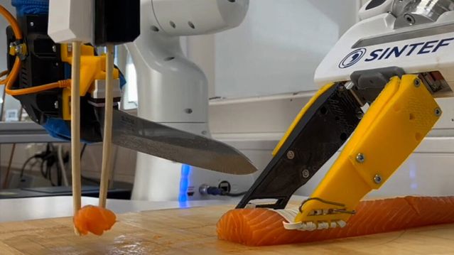 Denne roboten multitasker som en sushikokk