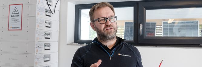 Illustrasjon av Trader norgespris mot spotpris: – Staten betaler batteriet mitt