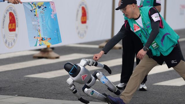 Roboter deltok i halvmaratonløp i Kina
