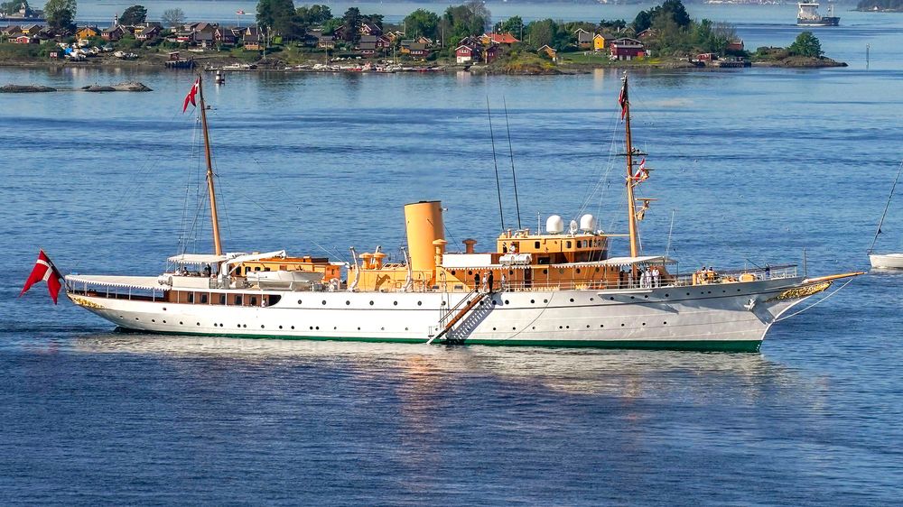 Illustrasjon av Det danske kongeskipet og flere marinefartøy på vei inn Oslofjorden