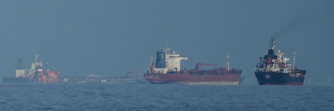 Illustrasjon av Iran sier at de har stengt Hormuzstredet igjen – viser til USAs blokade