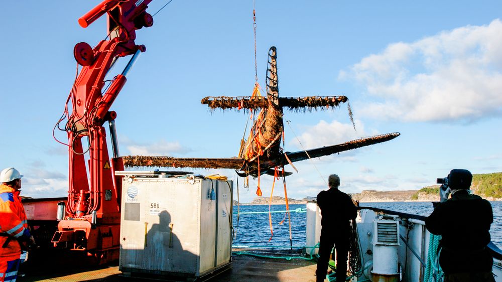 Illustrasjon av Et av de siste flyene fra havbunnen som kunne reddes