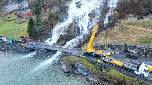 Midlertidig bro på plass i Ullensvang