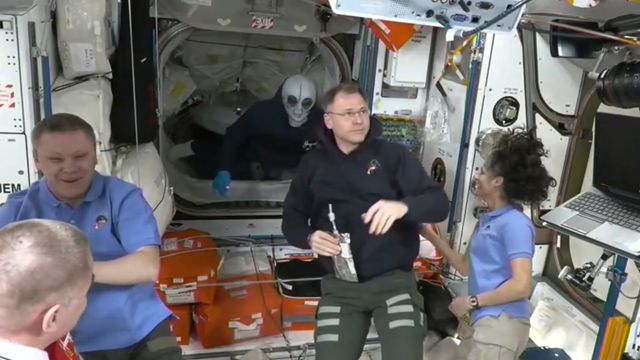 Strandede astronauter forlater romstasjonen på tirsdag