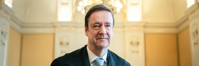 Illustrasjon av Derfor nekter avdelingsdirektøren i Forsvarsmateriell å forklare seg