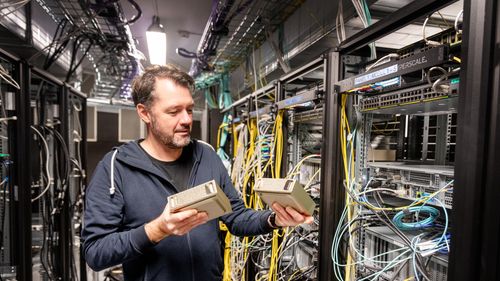 Illustrasjon av − Galskap å sette den under pulten