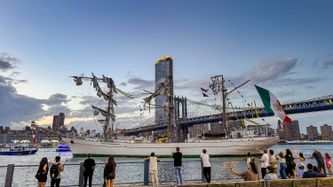 Illustrasjon av To døde da seilskute traff Brooklyn-broen i New York