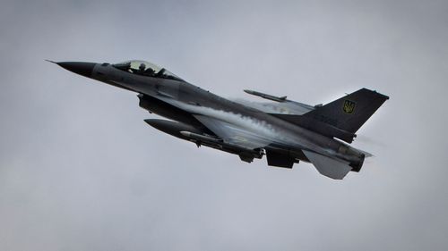 Illustrasjon av Ukrainske F-16 mangler missiler