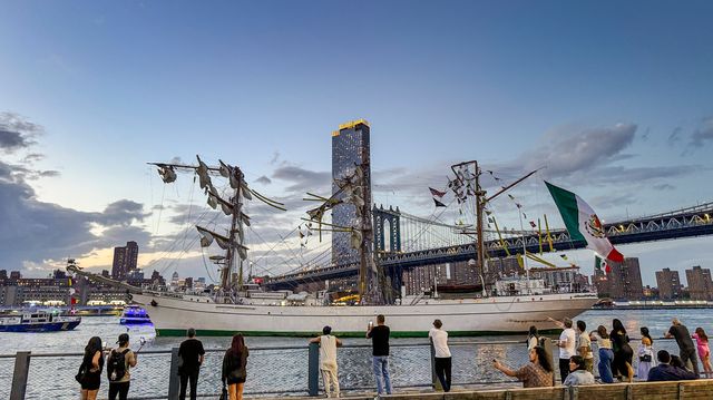 To døde da seilskute traff Brooklyn-broen i New York