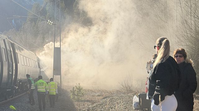 Togbrannen: Smalt «som fyrverkeri» mens passasjer sto like ved 