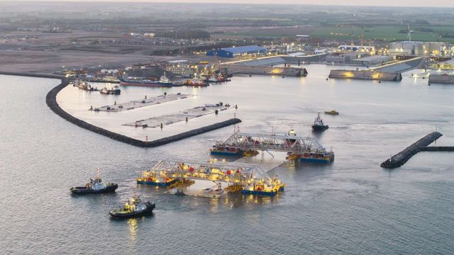 Første del av Femern Bælt-tunnelen på vei mot havbunnen
