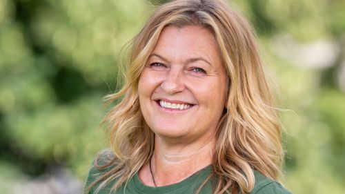 Illustrasjon av – Rekker opp hånda og melder interesse