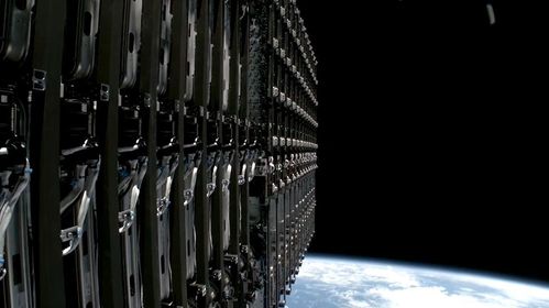 Illustrasjon av Starlink vil senke banehøyden til tusenvis av satellitter