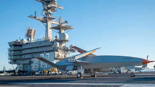 Illustrasjon av USA kjøper inn ubemannede tankfly til hangarskip