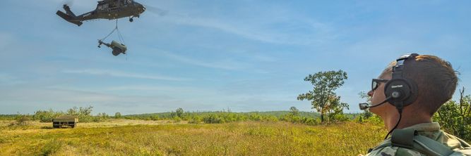 Illustrasjon av Her fjernstyrer han et Black Hawk-helikopter fra bakken