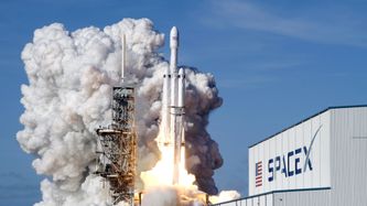 Illustrasjon av SpaceX prises til 1765 milliarder dollar før børsnotering