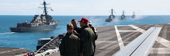 Illustrasjon av Trump krever at hangarskip igjen skal ha damp-katapult
