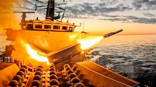 Her skyter britene med det norske missilet for første gang