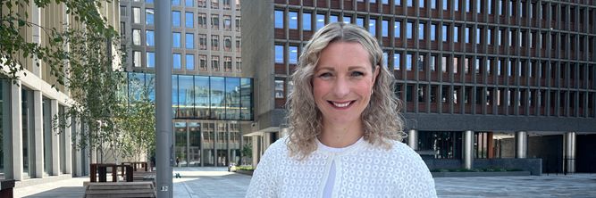 Illustrasjon av Karianne Tung ser verden gjennom rosenrøde Meta-briller