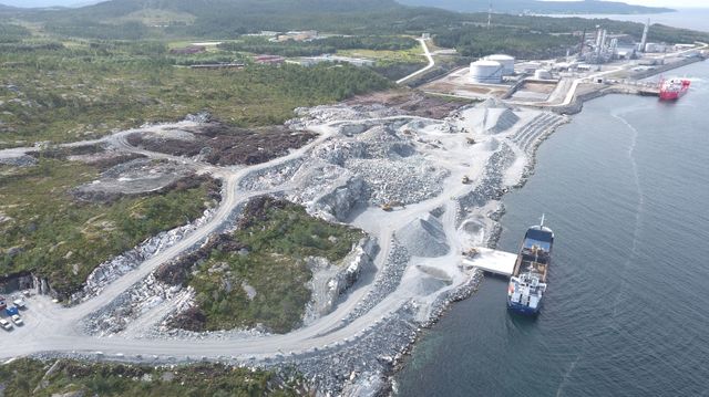 Omstridt oppdrettsanlegg på land får strøm i 2028