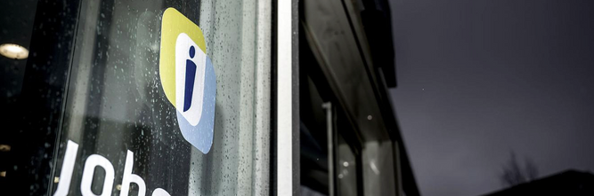 Illustrasjon av KI-prosjekter stopper på grunn av compliance – slik har én kommune knekt koden