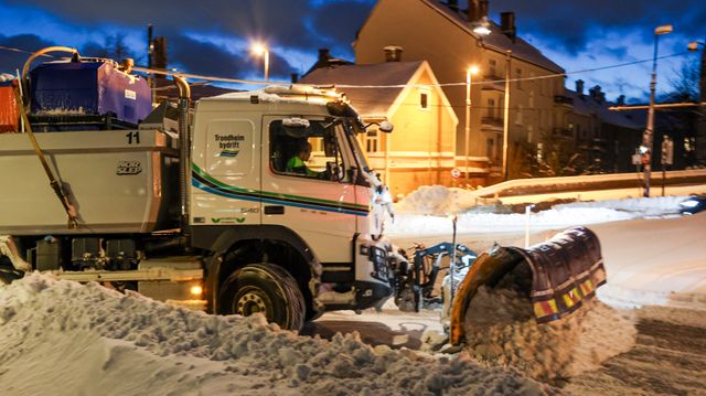 Uværet fører til strømbrudd og kanselleringer