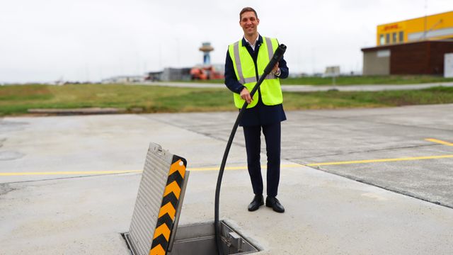 Norges første elflylader er klar på Stavanger lufthavn