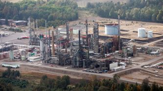 Illustrasjon av Nesten alt flydrivstoff må importeres