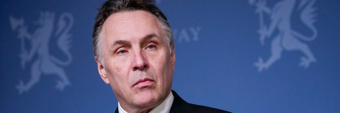 Illustrasjon av Forsvarsministeren i ilden på Stortinget