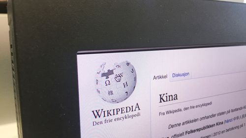 Illustrasjon av KI-søk kan true Wikipedias modell
