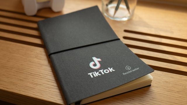 Kina nekter for å ha bedt selskaper lagre Tiktok-data ulovlig