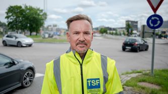 Illustrasjon av Risikoen for å bli hardt skadet eller drept er mye større på en fylkesvei enn på andre veier
