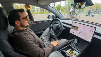 Illustrasjon av Nå kan dansker kjøre uten hendene på rattet
