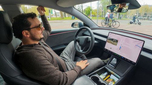 Illustrasjon av Nå kan dansker kjøre uten hendene på rattet