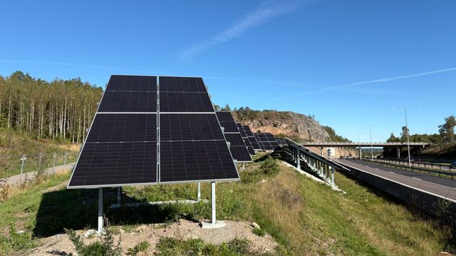 Nå lager solcellene ved E 18 ladestrøm